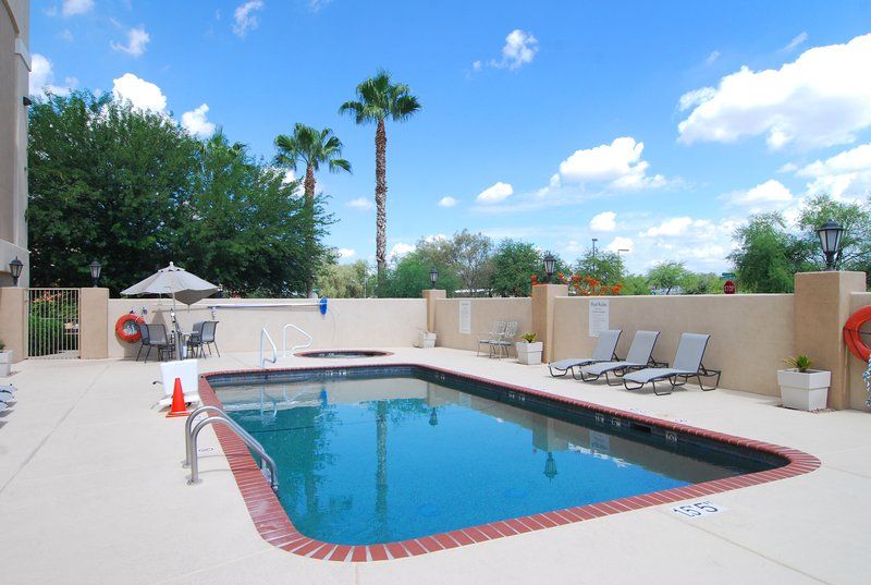 Holiday Inn Express Hotel & Suites