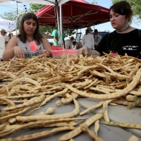 Tucson’s mesquite-bean harvesters reap the benefits of their labor
